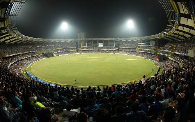 Close the pedestrian pool connecting Wankhede stadium ... | वानखेडे स्टेडियमला जोडणारा पादचारी पूल बंद...