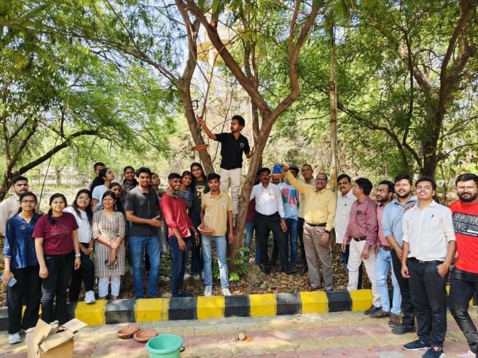 a water tank for birds in the university premises in nagpur | विद्यापीठ परिसरात पक्ष्यांसाठी लावले जलपात्र a water tank for birds in the university premises in nagpur | विद्यापीठ परिसरात पक्ष्यांसाठी लावले जलपात्र