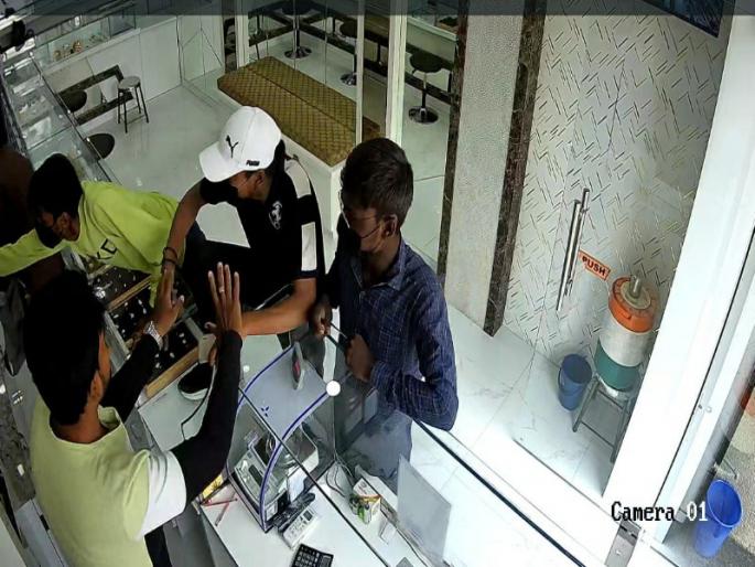Robbery at a jewelers shop in Pune Wanwadi area The robbers fled with 300 to 400 grams of gold | पुण्याच्या वानवडी भागात ज्वेलर्सच्या दुकानावर दरोडा; ३०० ते ४०० ग्राम सोने घेऊन दरोडेखोर पसार Robbery at a jewelers shop in Pune Wanwadi area The robbers fled with 300 to 400 grams of gold | पुण्याच्या वानवडी भागात ज्वेलर्सच्या दुकानावर दरोडा; ३०० ते ४०० ग्राम सोने घेऊन दरोडेखोर पसार
