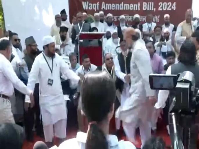 Waqf Board Amendment Bill: "We have to be ready to sacrifice," Mahmood Madani's appeal on the Waqf Bill | "आपल्याला कुर्बानी देण्यासाठी तयार राहावं लागेल’’, वक्फ विधेयकावरून महमूद मदनींचं आवाहन   Waqf Board Amendment Bill: "We have to be ready to sacrifice," Mahmood Madani's appeal on the Waqf Bill | "आपल्याला कुर्बानी देण्यासाठी तयार राहावं लागेल’’, वक्फ विधेयकावरून महमूद मदनींचं आवाहन