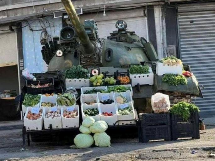 Would you buy vegetables from this guy? He is selling them on a cart, the photo is going viral | याच्याकडून भाजी खरेदी कराल का? पठ्ठ्या रणगाड्यावर ठेवून विकतोय, Photo तुफान व्हायरल होतोय Would you buy vegetables from this guy? He is selling them on a cart, the photo is going viral | याच्याकडून भाजी खरेदी कराल का? पठ्ठ्या रणगाड्यावर ठेवून विकतोय, Photo तुफान व्हायरल होतोय