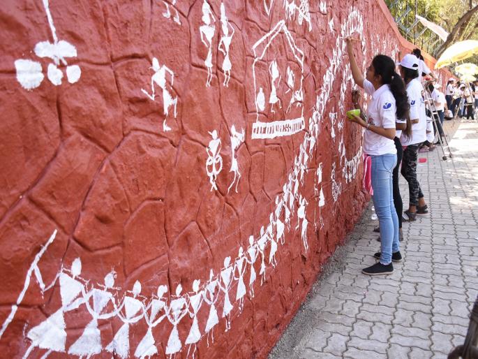 Warali painting drawing record at Aurangabad; 120 women's artwork on 3200 square feets wall in 6 hrs | औरंगाबादेत वारली चित्र रेखाटण्याचा विक्रम; ६ तासांत ३२०० चौरस फुटावर १२० तरुणींची कलाकृती Warali painting drawing record at Aurangabad; 120 women's artwork on 3200 square feets wall in 6 hrs | औरंगाबादेत वारली चित्र रेखाटण्याचा विक्रम; ६ तासांत ३२०० चौरस फुटावर १२० तरुणींची कलाकृती