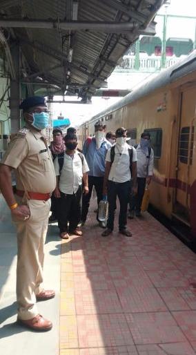 Kerala, Thirukural Express leave 47 railway employees: stucked at Mumbai, Delhi | केरळा, थिरुकुरल एक्स्प्रेसने ४७ रेल्वे कर्मचारी रवाना : मुंबई, दिल्लीला अडकले Kerala, Thirukural Express leave 47 railway employees: stucked at Mumbai, Delhi | केरळा, थिरुकुरल एक्स्प्रेसने ४७ रेल्वे कर्मचारी रवाना : मुंबई, दिल्लीला अडकले
