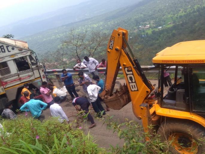The truck got stuck in Warandha Ghat on Bhor-Mahad road; Traffic jam | भोर-महाड मार्गावरील वरंधा घाटात ट्रक अडकला;सकाळपासून वाहतूक पूर्णपणे ठप्प The truck got stuck in Warandha Ghat on Bhor-Mahad road; Traffic jam | भोर-महाड मार्गावरील वरंधा घाटात ट्रक अडकला;सकाळपासून वाहतूक पूर्णपणे ठप्प