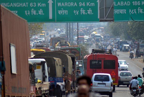 When traffic dilemma will solve on Wardha road ? | वर्धा मार्गावरील वाहतूक कोंडी कधी सुटणार ? When traffic dilemma will solve on Wardha road ? | वर्धा मार्गावरील वाहतूक कोंडी कधी सुटणार ?