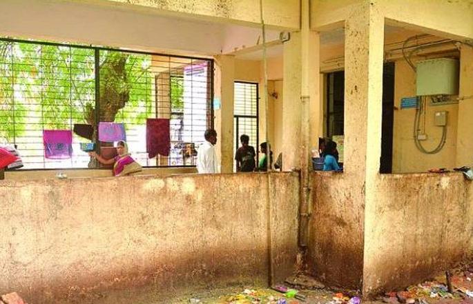 A short circuit in the pediatric ward of hospital | सर्वोपचार रुग्णालयाच्या बालरुग्ण वॉर्डात शॉर्ट सर्किट; पालकांची पळापळ! A short circuit in the pediatric ward of hospital | सर्वोपचार रुग्णालयाच्या बालरुग्ण वॉर्डात शॉर्ट सर्किट; पालकांची पळापळ!