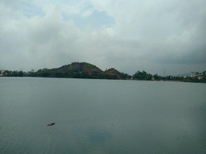 Two children drown in Varhal lake in Bhiwandi | भिवंडीतील वऱ्हाळ तलावात बुडून दोन बालकांचा मृत्यू, परिसरात हळहळ Two children drown in Varhal lake in Bhiwandi | भिवंडीतील वऱ्हाळ तलावात बुडून दोन बालकांचा मृत्यू, परिसरात हळहळ