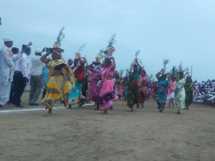 Accident, both of them killed on the spot | वारीत हरविलेल्या वृद्धेला घेऊन येताना अपघात, दोघे जागीच ठार