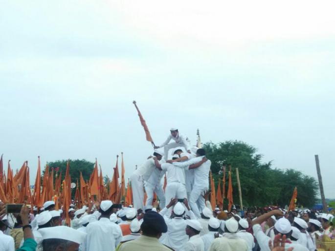 Gajanan Maharaj Palkhi enter in solapur | पावसाच्या सरी झेलत शेगावीचा राणा सोलापुरात Gajanan Maharaj Palkhi enter in solapur | पावसाच्या सरी झेलत शेगावीचा राणा सोलापुरात