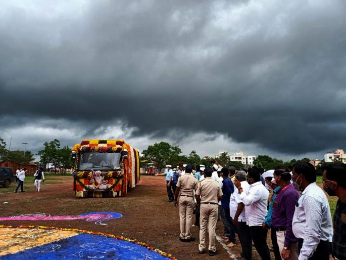 Saint Tukaram maharaj palkhi welcomed by rain showers in Indapur | Ashadhi Wari 2021 : संत तुकोबारायांच्या पालखीचे इंदापुरात पावसाच्या सरींनी स्वागत; काही तासांसाठी विसावा Saint Tukaram maharaj palkhi welcomed by rain showers in Indapur | Ashadhi Wari 2021 : संत तुकोबारायांच्या पालखीचे इंदापुरात पावसाच्या सरींनी स्वागत; काही तासांसाठी विसावा