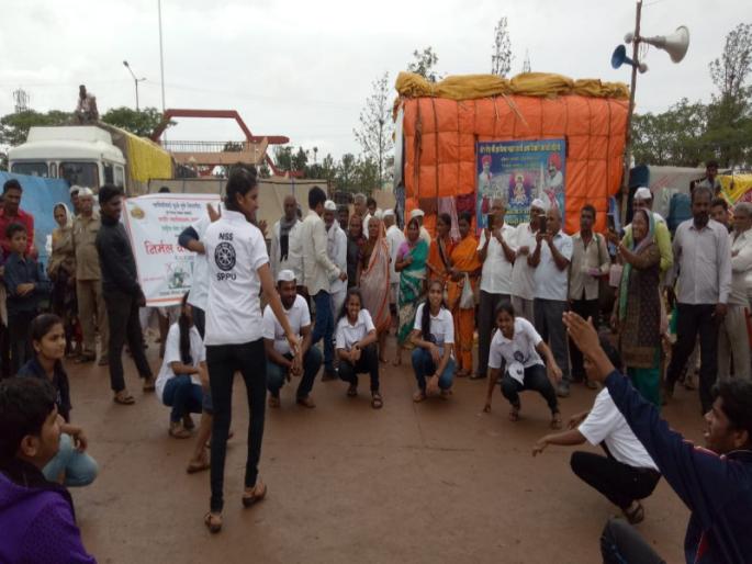 Social awareness in wari by youth | विठ्ठलाच्या भक्तीत युवकांचे समाज प्रबोधन Social awareness in wari by youth | विठ्ठलाच्या भक्तीत युवकांचे समाज प्रबोधन