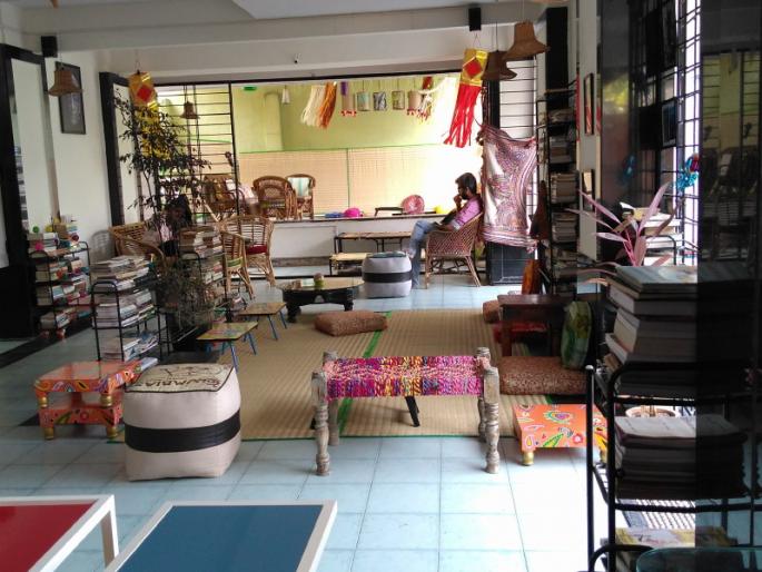 unique book cafe in pune | World Book Day: पुण्यातील 'या' कॅफेची बातच न्यारी; तरुणांनी करायलाच हवी ही 'वारी' unique book cafe in pune | World Book Day: पुण्यातील 'या' कॅफेची बातच न्यारी; तरुणांनी करायलाच हवी ही 'वारी'