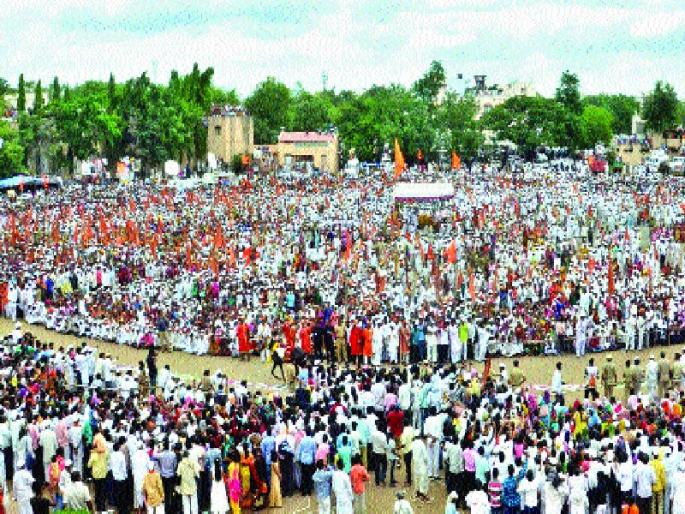 Roundabout of Mauli in the full moon | पुरंदावडेत माऊलींचे गोल रिंगण  Roundabout of Mauli in the full moon | पुरंदावडेत माऊलींचे गोल रिंगण