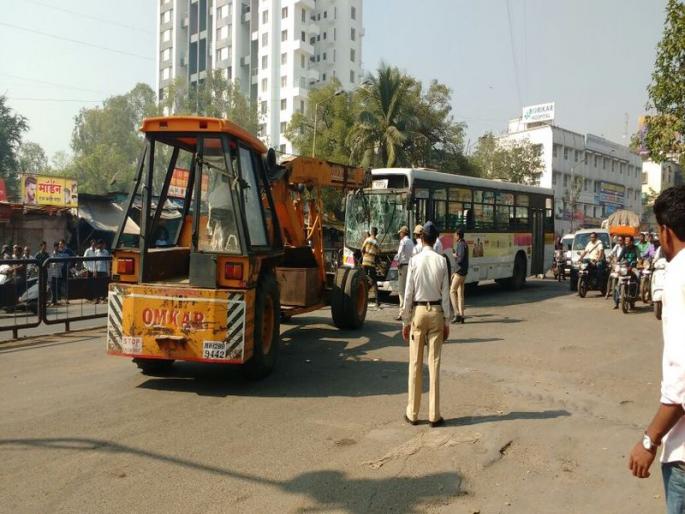 In UP, the PM's break failed, an accidental accident was avoided | वारज्यात पीएमपीचा ब्रेक फेल, अप्परसारखा अपघात टळला In UP, the PM's break failed, an accidental accident was avoided | वारज्यात पीएमपीचा ब्रेक फेल, अप्परसारखा अपघात टळला