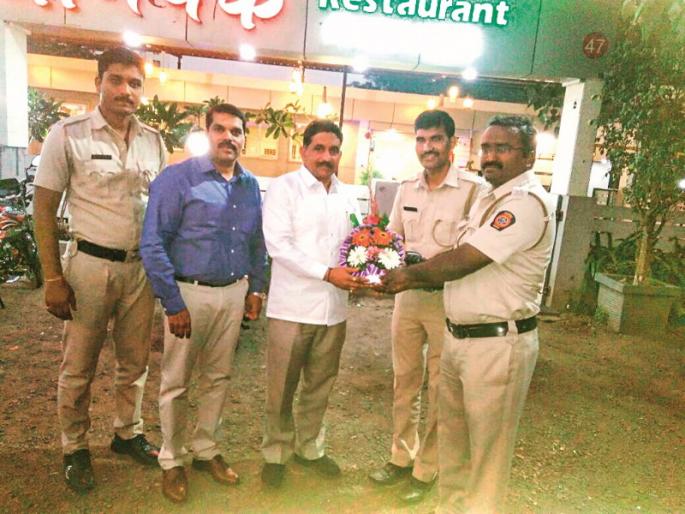 honored brave police by Bhimrao Tapkir in Warje, Pune | इराणी टोळीतील एकाला पाठलाग करून पकडणाऱ्या धाडसी पोलिसांचा वारज्यात सत्कार