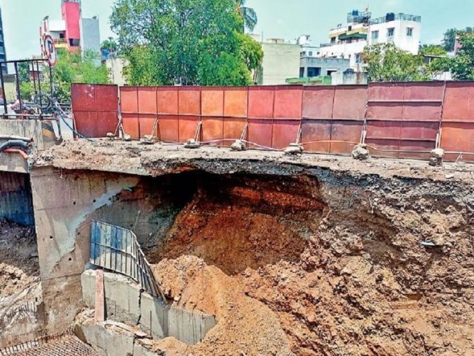 highway collapsed in Pune and claimed two lives; Unprecedented dilemma in Warje area | पुण्यात महामार्ग खचला अन् दोघांचा जीव घेतला; वारजे परिसरात अभूतपूर्व कोंडी highway collapsed in Pune and claimed two lives; Unprecedented dilemma in Warje area | पुण्यात महामार्ग खचला अन् दोघांचा जीव घेतला; वारजे परिसरात अभूतपूर्व कोंडी