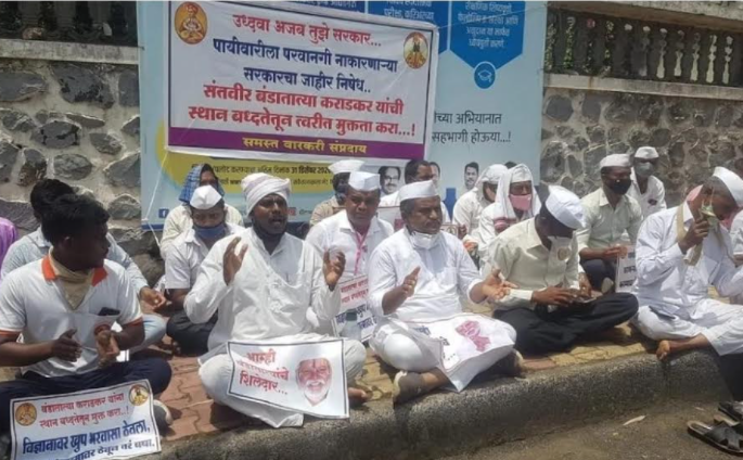 Warkari aggressive; Warakari on the road for the release of Bandatatya | वारकरी आक्रमक; बंडातात्या यांच्या सुटकेसाठी वारकरी रस्त्यावर Warkari aggressive; Warakari on the road for the release of Bandatatya | वारकरी आक्रमक; बंडातात्या यांच्या सुटकेसाठी वारकरी रस्त्यावर