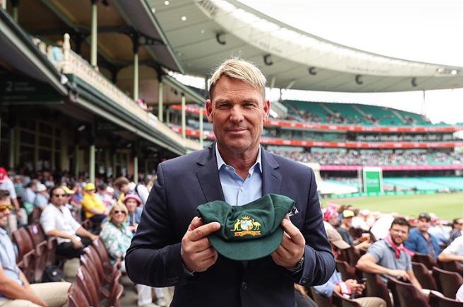 The highest bid in history on Shane Warne's cap; Bradman and Dhoni were also left behind | या टोपीमध्ये दडलंय काय! शेन वॉर्नच्या कॅपवर इतिहासातील सर्वाधिक बोली; ब्रॅडमन आणि धोनी यांनाही टाकलं मागे
