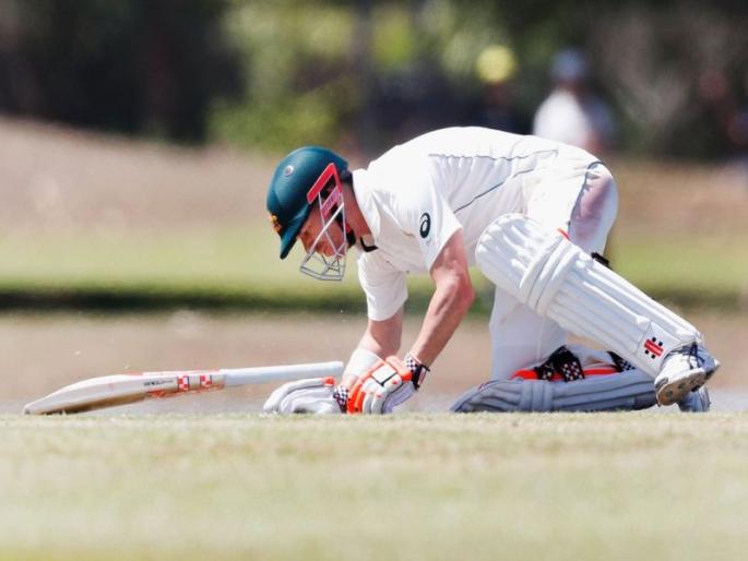 David Warner hit by a bouncer retires hurt | हेजलवूडचा खतरनाक बाऊन्सर, थोडक्यात वाचला डेव्हिड वॉर्नर