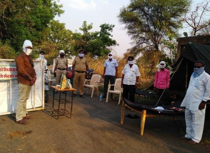 Manora police check-post at Varoli | वरोली येथे मानोरा पोलीसांचे 'चेक-पोस्ट' Manora police check-post at Varoli | वरोली येथे मानोरा पोलीसांचे 'चेक-पोस्ट'