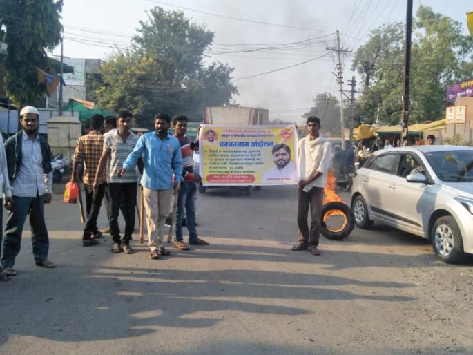 Swabhimani Shetkari Sanghatana protest Varkha Bakal | वरवट बकाल येथे स्वाभिमानी शेतकरी संघटनेचे चक्काजाम आंदोलन 