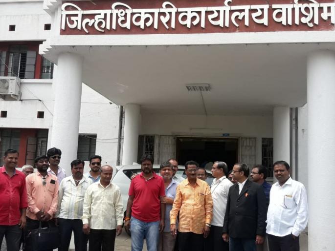 On the demand of reservation, agitation at collector's office | आरक्षणाच्या मागणीसाठी कासार समाजबांधव धडकले जिल्हाधिकारी कार्यालयावर On the demand of reservation, agitation at collector's office | आरक्षणाच्या मागणीसाठी कासार समाजबांधव धडकले जिल्हाधिकारी कार्यालयावर