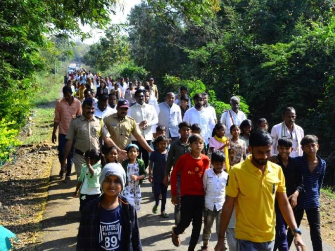 Families returned to Borala village Initiative of Scheduled Castes Commission members | बोराळा येथील 'ती' कुंटुबे गावात परतली; अनुसूचित जाती आयोग सदस्यांचा पुढाकार Families returned to Borala village Initiative of Scheduled Castes Commission members | बोराळा येथील 'ती' कुंटुबे गावात परतली; अनुसूचित जाती आयोग सदस्यांचा पुढाकार