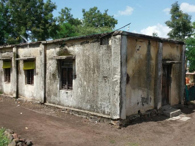 health employee houses in bad condition at aasegaon PHC | आरोग्य कर्मचाऱ्यांच्या निवासस्थानांची दुरवस्था  health employee houses in bad condition at aasegaon PHC | आरोग्य कर्मचाऱ्यांच्या निवासस्थानांची दुरवस्था