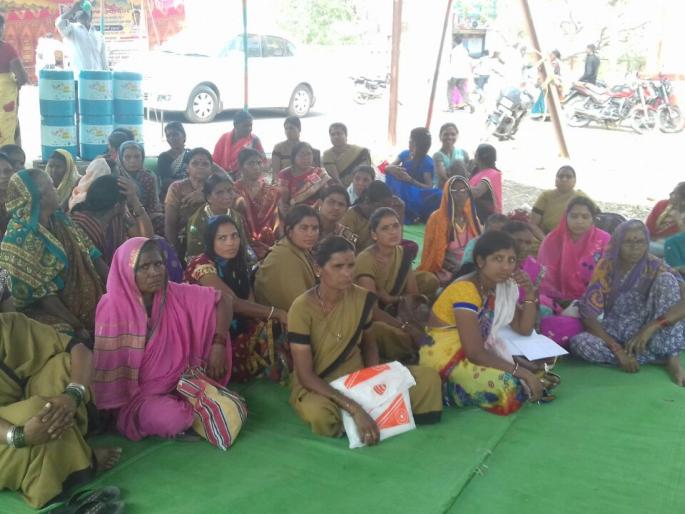 food cooks, helpers' take back their agitation | शिक्षणाधिकाऱ्यांच्या आश्वासनाने पोषण आहार स्वयंपाकी, मदतनिसांच्या आंदोलनाची सांगता food cooks, helpers' take back their agitation | शिक्षणाधिकाऱ्यांच्या आश्वासनाने पोषण आहार स्वयंपाकी, मदतनिसांच्या आंदोलनाची सांगता