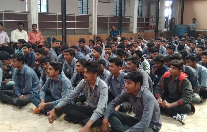 'ITI's students guidance about the control of AIDS! | ‘आयटीआय’च्या विद्यार्थ्यांना एड्स नियंत्रणाबाबत मार्गदर्शन! 'ITI's students guidance about the control of AIDS! | ‘आयटीआय’च्या विद्यार्थ्यांना एड्स नियंत्रणाबाबत मार्गदर्शन!