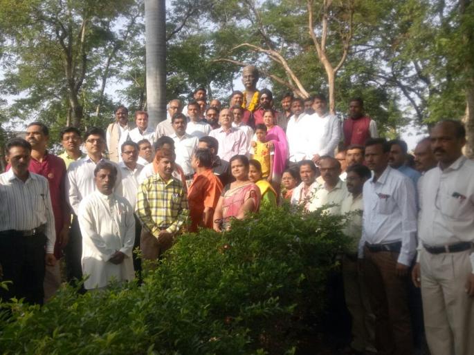 Cleanliness and worship of statues of city of Washim | अक्षयतृतीयानिमित्त वाशिम शहरातील पुतळ्यांची स्वच्छता आणि पूजन!                    Cleanliness and worship of statues of city of Washim | अक्षयतृतीयानिमित्त वाशिम शहरातील पुतळ्यांची स्वच्छता आणि पूजन!