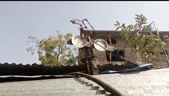 Dishes for mobile range on every house in the village! | Inspirational Story: तुमच्याही घरी नेटवर्क येत नाही का? वाशिमच्या पालकाचा जुगाड पहा, प्रॉब्लेमच सॉल्व्ह