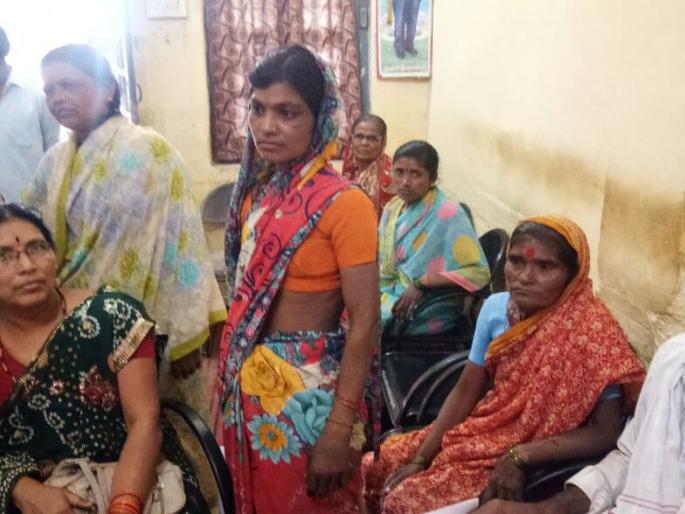 scheme beneficiaries try to commit suicide in Risod BDO Office | घरकुल लाभार्थींचा रिसोड बीडीओंच्या कक्षात गळफास घेवून आत्महत्येचा प्रयत्न! scheme beneficiaries try to commit suicide in Risod BDO Office | घरकुल लाभार्थींचा रिसोड बीडीओंच्या कक्षात गळफास घेवून आत्महत्येचा प्रयत्न!