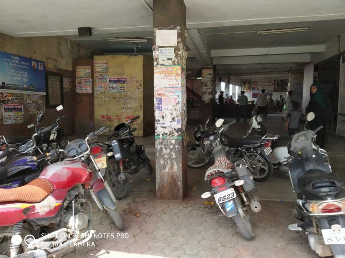Washim bus stands platform become parking area | वाशिम बसस्थानकातील फलाटच बनले वाहनतळ