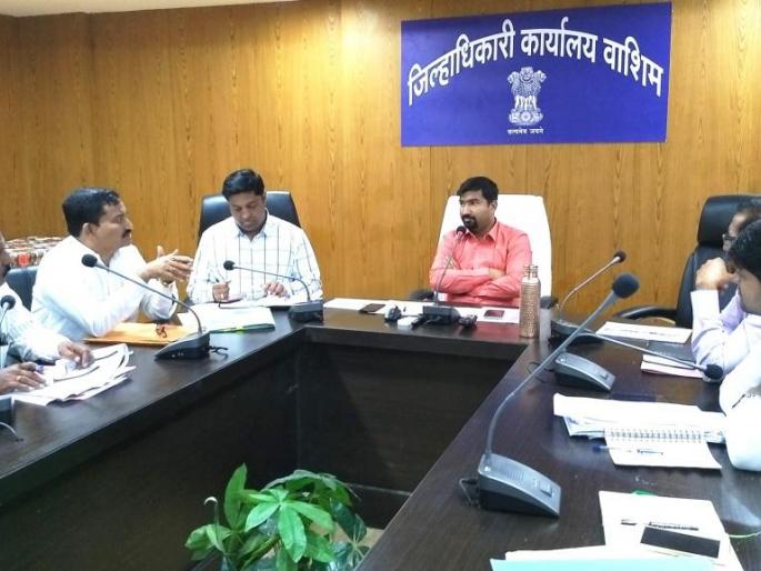 Washim District Collector took a review of tree plantation campaign! | वाशिम जिल्हाधिकाऱ्यांनी घेतला वृक्षलागवड मोहिमेचा आढावा ! Washim District Collector took a review of tree plantation campaign! | वाशिम जिल्हाधिकाऱ्यांनी घेतला वृक्षलागवड मोहिमेचा आढावा !
