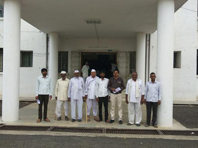 Due to the delay of crop loan, the farmers in tention | पीककर्जाच्या विलंबामुळे वनोजा येथील शेतकरी हवालदिल Due to the delay of crop loan, the farmers in tention | पीककर्जाच्या विलंबामुळे वनोजा येथील शेतकरी हवालदिल