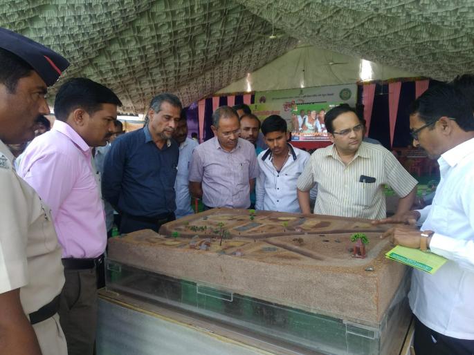 Washim collector visit water conservation model | जिल्हाधिकाऱ्यांकडून पाणलोटशास्त्राची उजळणी Washim collector visit water conservation model | जिल्हाधिकाऱ्यांकडून पाणलोटशास्त्राची उजळणी