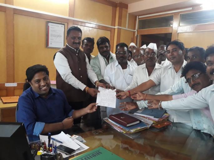 Farmers' rams into collector's office in washim | वाढीव मोबदल्यासाठी शेतकऱ्यांची जिल्हाधिकारी कार्यालयावर धडक Farmers' rams into collector's office in washim | वाढीव मोबदल्यासाठी शेतकऱ्यांची जिल्हाधिकारी कार्यालयावर धडक