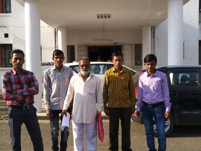 villagers rally collector's office to rehabilitate the village! | गाव पूनर्वसनासाठी वाडी रामराववासी धडकले जिल्हाधिकारी कार्यालयावर! villagers rally collector's office to rehabilitate the village! | गाव पूनर्वसनासाठी वाडी रामराववासी धडकले जिल्हाधिकारी कार्यालयावर!