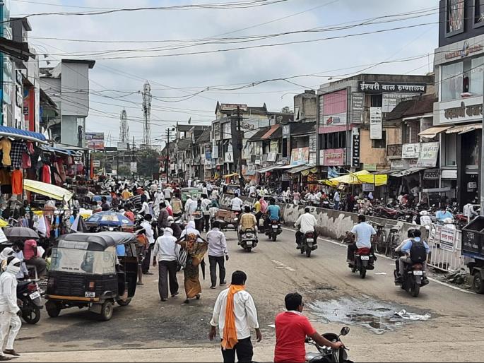 As soon as the public curfew ended, a crowd erupted in Washim's market | जनता कर्फ्यू संपताच वाशिमच्या बाजारपेठेत उसळली गर्दी As soon as the public curfew ended, a crowd erupted in Washim's market | जनता कर्फ्यू संपताच वाशिमच्या बाजारपेठेत उसळली गर्दी