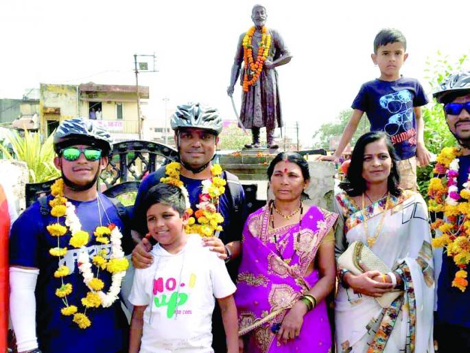 Washim cyclists arrive in Mumbai three days | वाशिमच्या सायकलस्वारांनी तीन दिवसांत गाठली मुंबई Washim cyclists arrive in Mumbai three days | वाशिमच्या सायकलस्वारांनी तीन दिवसांत गाठली मुंबई