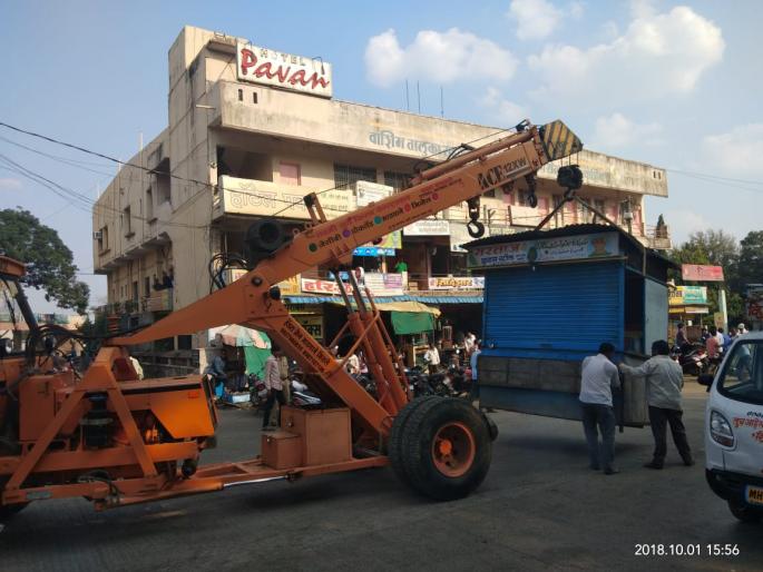 encroachment clean-up drive in Washim city | वाशिम शहरातील अतिक्रमणावर चालला गजराज encroachment clean-up drive in Washim city | वाशिम शहरातील अतिक्रमणावर चालला गजराज