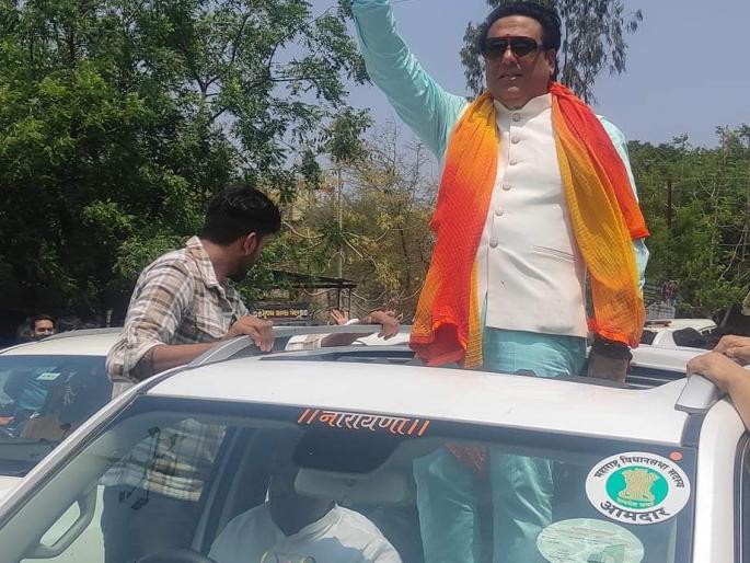 Govinda came and made gestures from the car | गोविंदा आला अन् गाडीतूनच हातवारे केले!