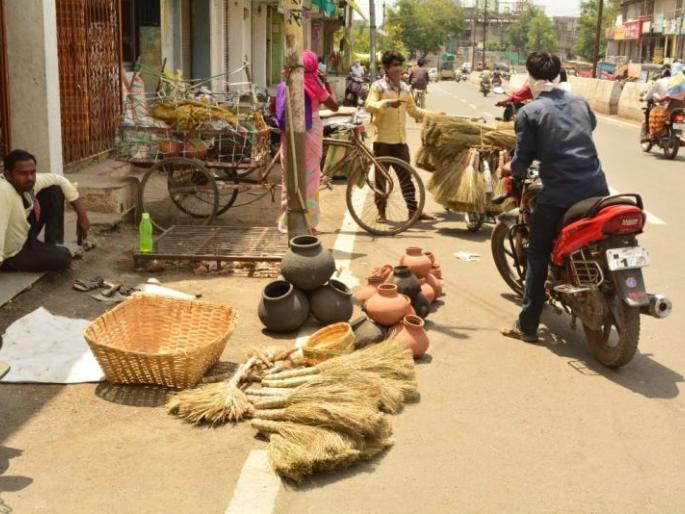 Customer waiting for material purchase | साहित्य खरेदीसाठी ग्राहकांची प्रतिक्षा