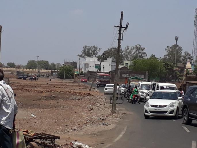 The encroachment on the road has gone; Open the road to transport | रस्त्यावरील अतिक्रमण हटले; वाहतुकीसाठी रस्ता खुला The encroachment on the road has gone; Open the road to transport | रस्त्यावरील अतिक्रमण हटले; वाहतुकीसाठी रस्ता खुला