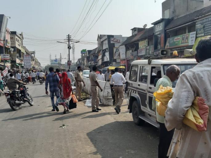 Striking an obstacle on the traffic jam! | रहदारीस अडथळा ठरू पाहणाऱ्या हातगाड्यांवर धडक कारवाई! Striking an obstacle on the traffic jam! | रहदारीस अडथळा ठरू पाहणाऱ्या हातगाड्यांवर धडक कारवाई!