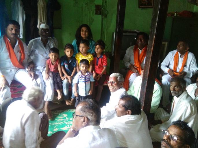 Consolation by member of parliament to deceased family at Surkandi, Washim | सुरकंडी, वाशिम येथील मृतकांच्या कुटूंबियांचे खासदारांकडून सांत्वन Consolation by member of parliament to deceased family at Surkandi, Washim | सुरकंडी, वाशिम येथील मृतकांच्या कुटूंबियांचे खासदारांकडून सांत्वन