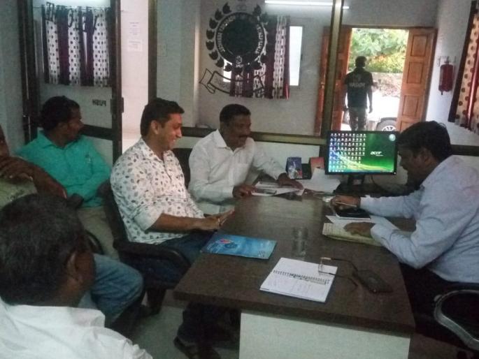 Commercial Trouble due to Washim Municipal's parking conditions | वाशिम पालिकेच्या पार्किंग अटींमुळे व्यावसायिक अडचणीत Commercial Trouble due to Washim Municipal's parking conditions | वाशिम पालिकेच्या पार्किंग अटींमुळे व्यावसायिक अडचणीत