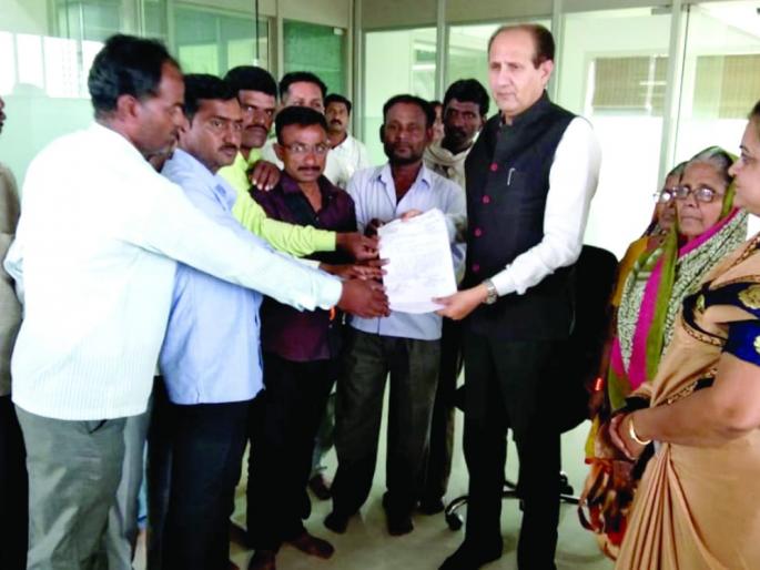 Eligible beneficiaries meet mla about housing scheme | तांदळी येथील पात्र लाभार्थी घरकुल योजनेपासून वंचित Eligible beneficiaries meet mla about housing scheme | तांदळी येथील पात्र लाभार्थी घरकुल योजनेपासून वंचित