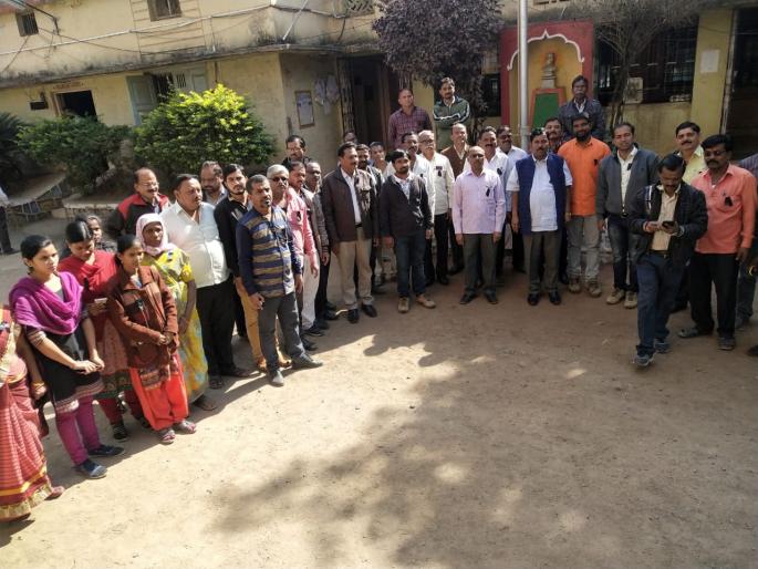 Municipal Council staff protest | नगरपरिषद कर्मचाऱ्यांचे काळया फिती लावून कामकाज Municipal Council staff protest | नगरपरिषद कर्मचाऱ्यांचे काळया फिती लावून कामकाज